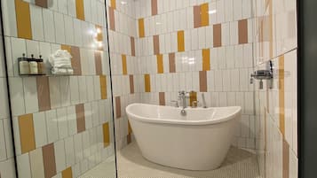 Chambre, 1 trĂšs grand lit | Salle de bain | Articles de toilette gratuits, sĂšche-cheveux, serviettes fournies, savon