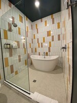 Room, 1 King Bed | Bathroom | Free toiletries, hair dryer, towels, soap