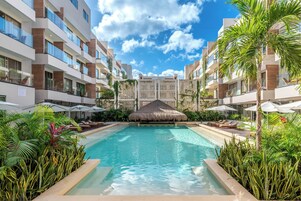 Una piscina al aire libre