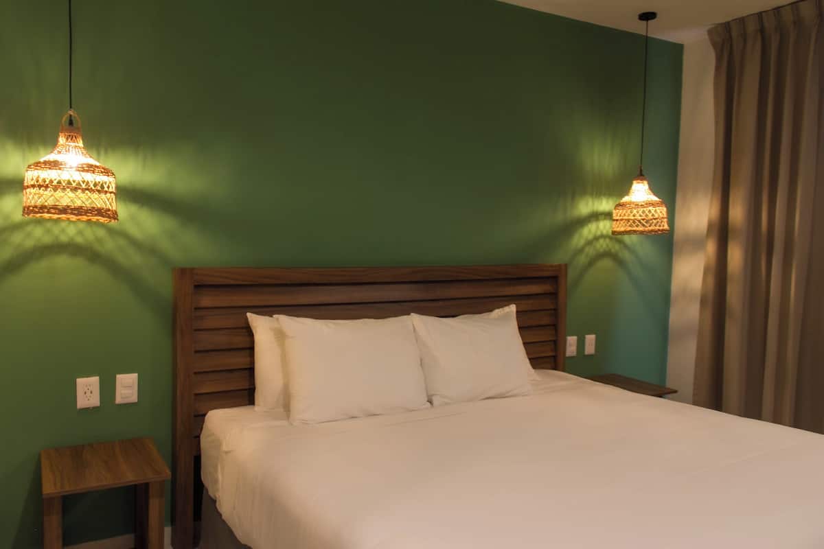 Habitación estándar, 1 cama Queen size, vista a la alberca | Ropa de cama de alta calidad, camas Select Comfort y escritorio