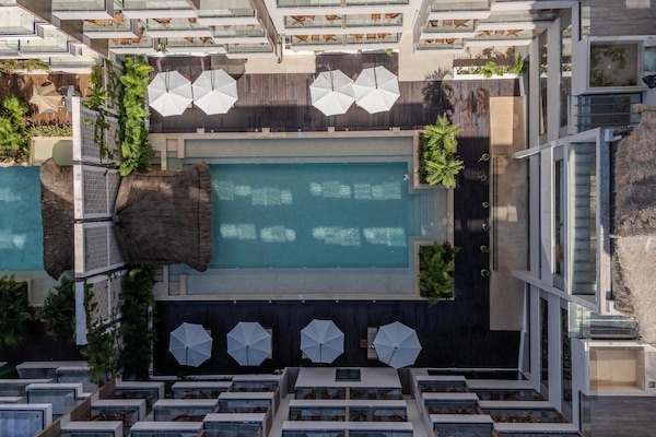 Una piscina al aire libre