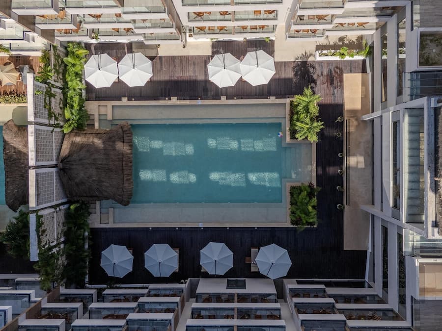 Una piscina al aire libre