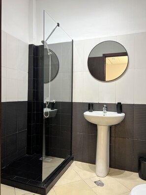 Shower, towels, soap, toilet paper - Nuit Étoilée (Tangier)