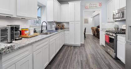 Taylor Rodeo, Jacuzzi, Spacious Yard, Games, 5.6 miles 9 minutes drive time to Samsung Austin Semiconductor