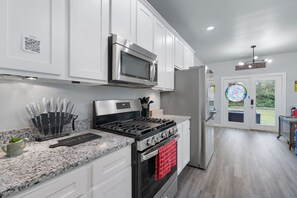 Frigorífico, microondas, horno y placa de cocina