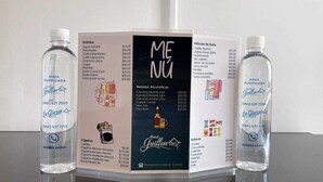 A szálloda étlapja, amelyen a kínált italok és ételek felsorolása található, az árakkal és egy elérhetőségi telefonszámmal együtt.