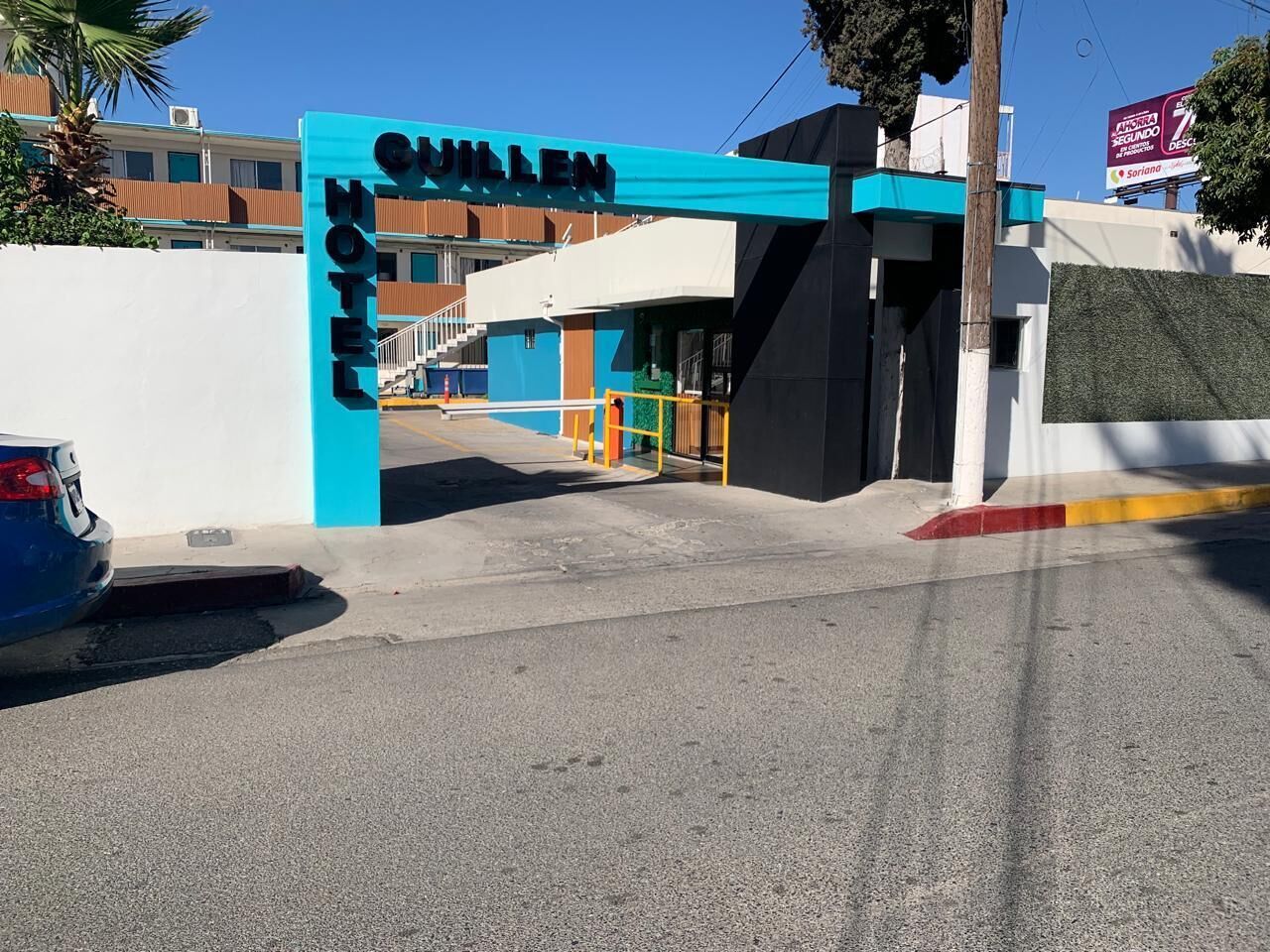 Entrada de hotel con un llamativo letrero azul que dice "QUILLEN HOTEL".