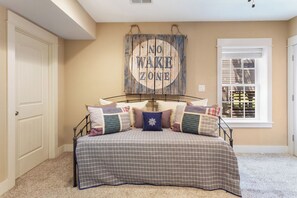 4 bedrooms, free WiFi, bed sheets - 5178 Sea-Cryst * 3 Min Walk to Beach (Kill Devil Hills)