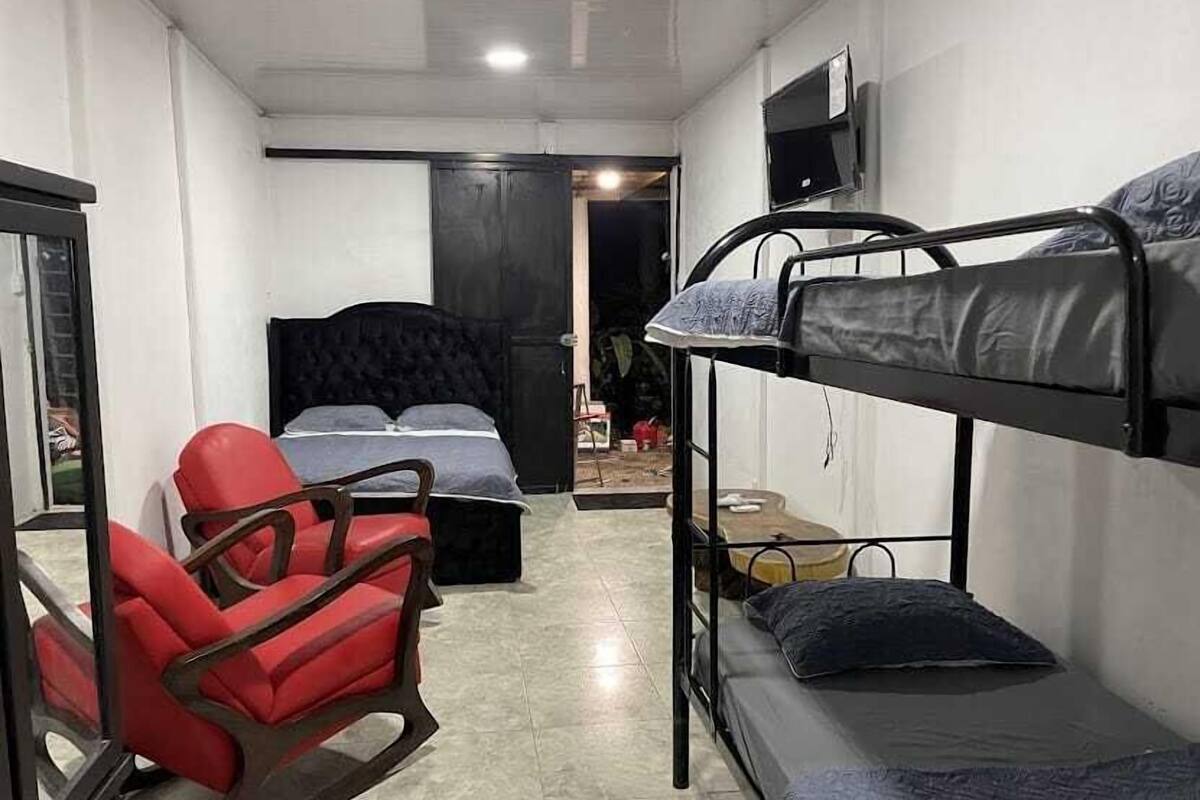 Habitació doble o amb dos llits individuals superior, diversos llits, pati, vistes al jardí | Espai de treball apte per a portàtils i wifi gratuïta 