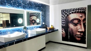 Luxury Villa, Courtyard View | Bathroom | Shower, towels, soap, shampoo - Hotel Nature Lodge (Cahuita)