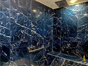 Luksus-villa - udsigt til gårdsplads | Badeværelse | Bruser, håndklæder, Sæbe, Shampoo