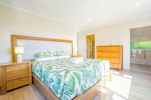 3 bedrooms, desk, free WiFi, bed sheets - Three-Bedroom Home in Somerville (Auckland)