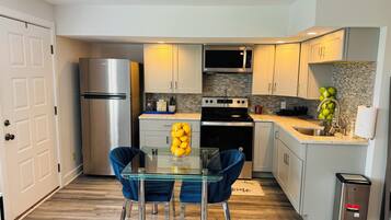 Réfrigérateur, micro-ondes, four, plaque de cuisson