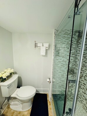 Een douche, een haardroger, handdoeken, zeep