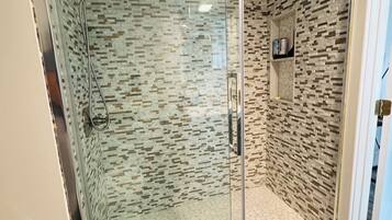 Douche, sèche-cheveux, serviettes fournies, savon