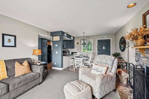 TV, fireplace