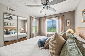Room - Indoor Pool & Hot Tub Sleeps 4 Mountain Views (Gatlinburg)