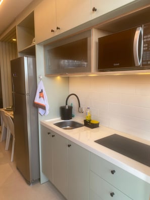 Appartement Design | Cuisine privée | Réfrigérateur, four à micro-ondes, surface de cuisson