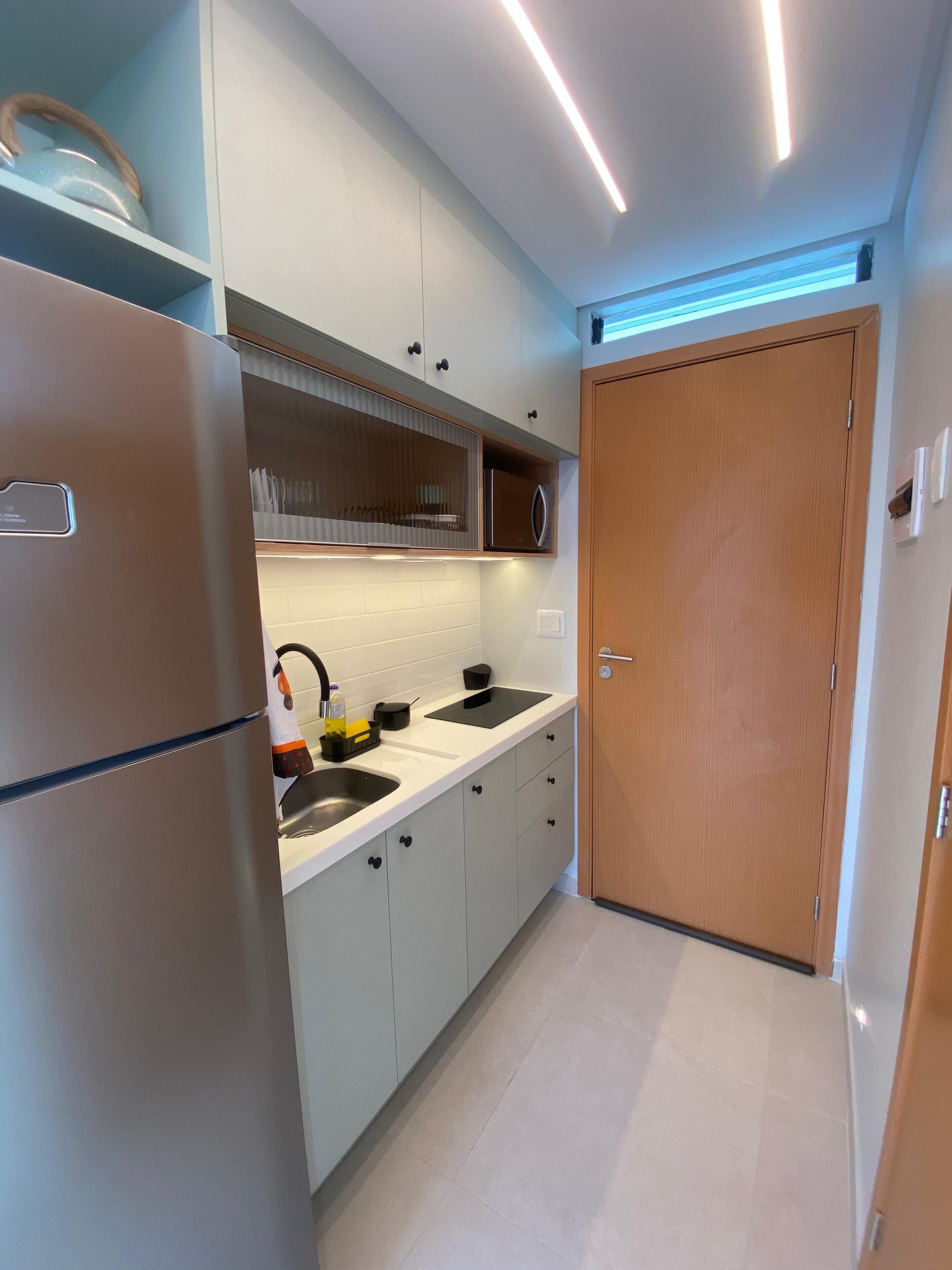 Apartamento design | Cozinha privada | Geladeira, micro-ondas, cooktop, talheres/pratos/utensílios de cozinha