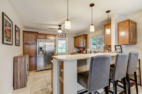 Kühlschrank, Mikrowelle, Ofen, Herdplatte