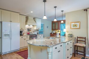 Kylskåp, mikrovågsugn, ugn och spishäll