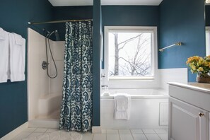 Ducha, bañera de hidromasaje y toallas