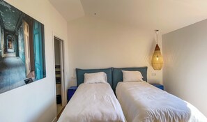 4 bedrooms, desk, iron/ironing board, travel cot