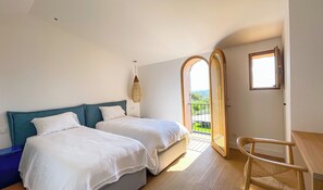 4 bedrooms, desk, iron/ironing board, travel crib