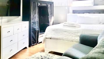 4 makuuhuonetta, silitysrauta/-lauta, ilmainen Wi-Fi, vuodevaatteet