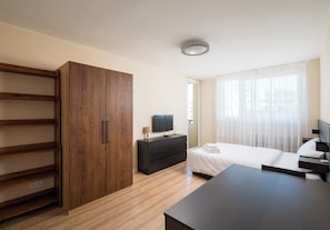 3 habitaciones, tabla de planchar con plancha, wifi y ropa de cama