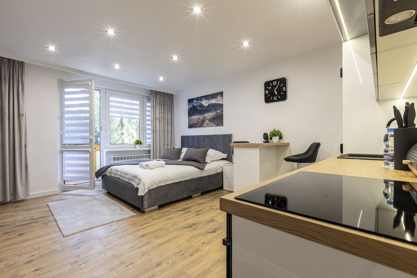 Iron/ironing board, travel crib, WiFi, bed sheets