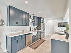 Kjøleskap, mikrobølgeovn, ovn og kokeplater