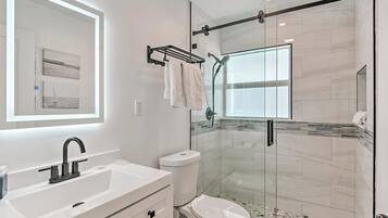 Haartrockner, Handtücher, Toilettenpapier