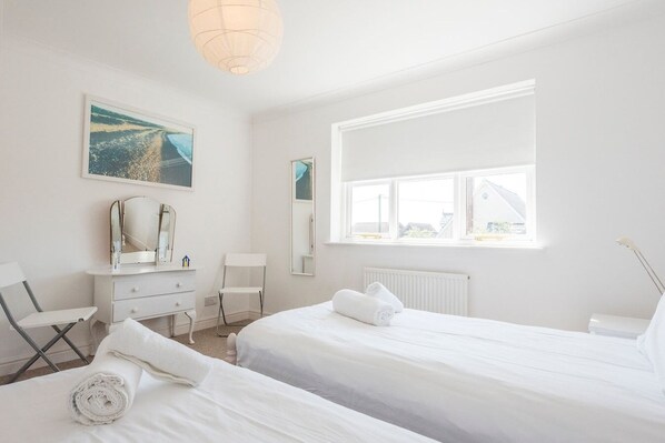 2 bedrooms, iron/ironing board, WiFi, bed sheets - Chestnutt Cottage, Reydon (Reydon)