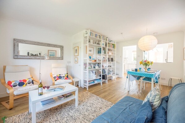 TV, books - Chestnutt Cottage, Reydon (Reydon)