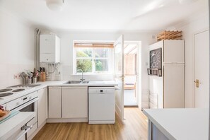 Fridge, microwave, oven, dishwasher - Chestnutt Cottage, Reydon (Reydon)