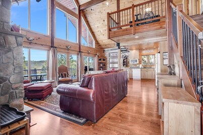 Straight From The Heart, Cozy Log Cabin at Hartland Lake Near Lyle