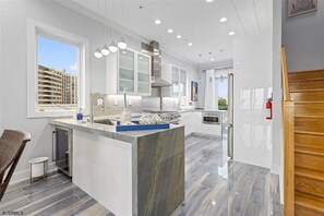 Frigorífico, microondas, horno y placa de cocina