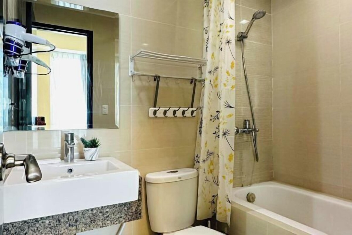 A bathroom with a sink, toilet, and bathtub.