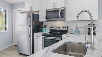 Réfrigérateur, micro-ondes, four, plaque de cuisson