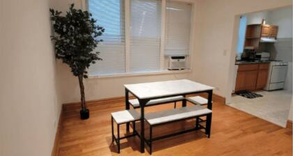 Charming 2-bedroom apartment with AC, WiFi in delightful Oak Park