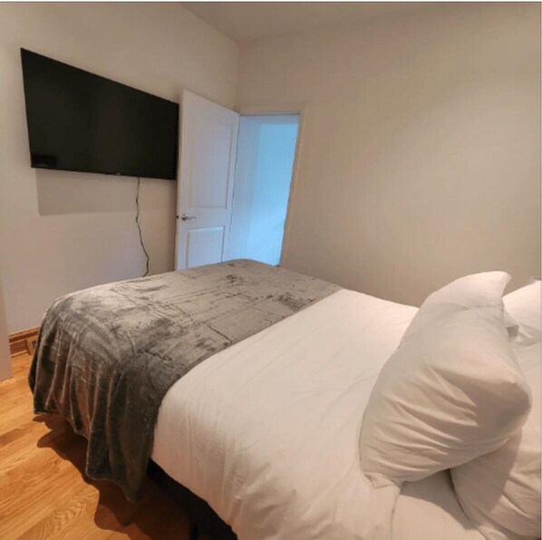 2 Schlafzimmer, Schreibtisch, Bügeleisen/Bügelbrett, Reisekinderbett