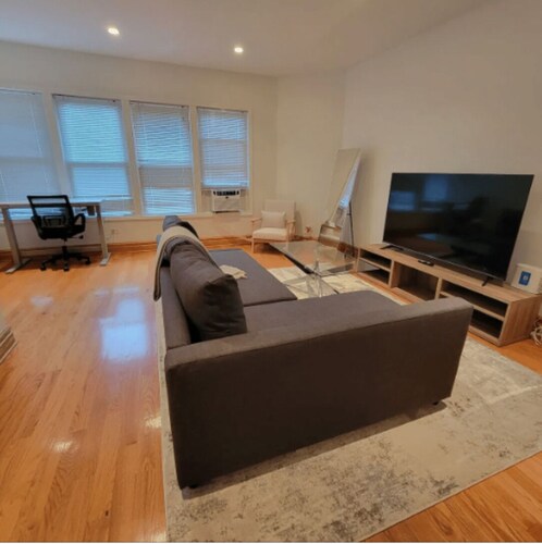 Charming 2-bedroom apartment with AC, WiFi in delightful Oak Park