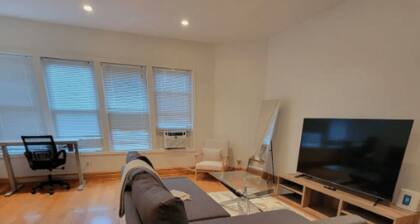 Charming 2-bedroom apartment with AC, WiFi in delightful Oak Park