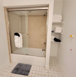 Dusche, Haartrockner, Handtücher, Seife