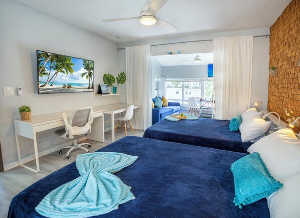 1 habitación, escritorio, tabla de planchar con plancha y cuna de viaje 