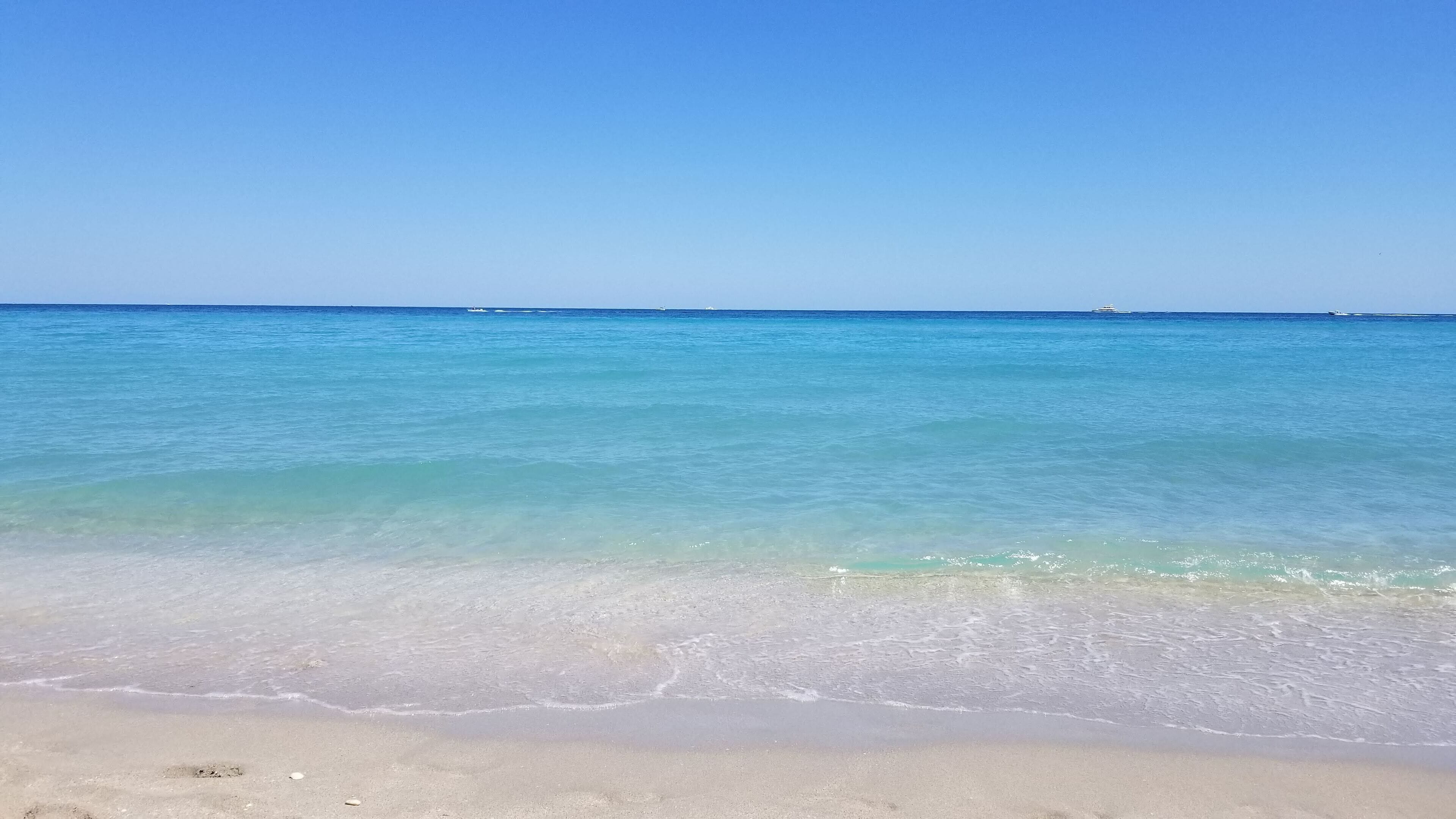 En la playa, camastros y toallas de playa 