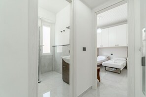 Douche, bidet, serviettes fournies