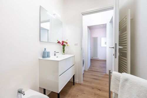 GuestHost - Comfortable apartment located on the third floor, of four in total, of a renovated 1970s building NOT equipped with a lift.In 50 m2 of space it accommodates 4 people with a double bedroom and a queen-size sofa bed in the living room.It is loc