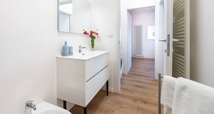 GuestHost - Comfortable apartment located on the third floor, of four in total, of a renovated 1970s building NOT equipped with a lift.In 50 m2 of space it accommodates 4 people with a double bedroom and a queen-size sofa bed in the living room.It is loc